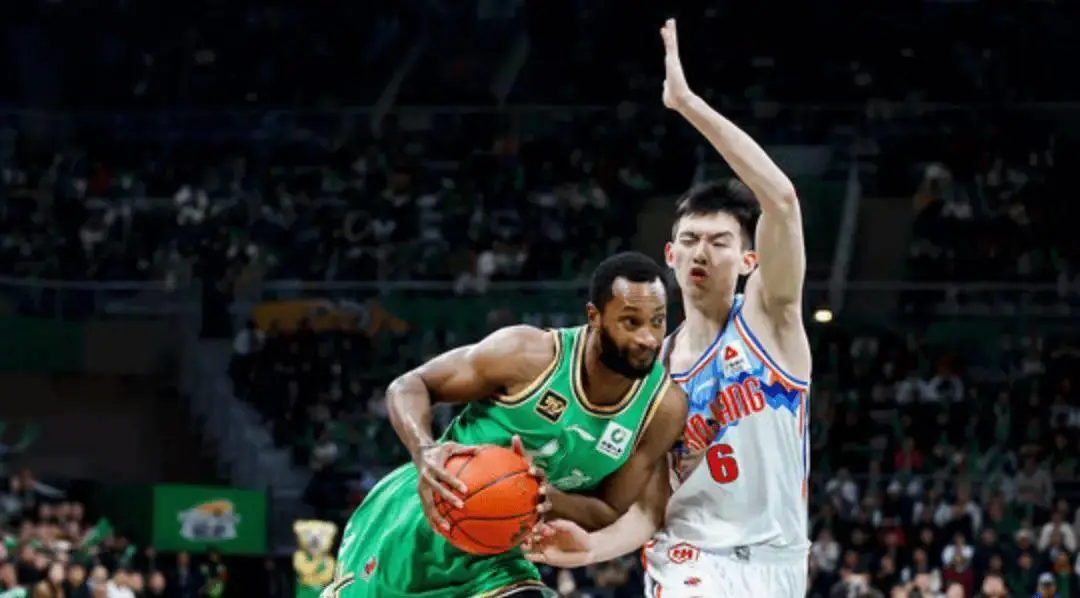 中国羽毛球新生代表现亮眼 卫冕冠军险遭爆冷彰显赛事激烈竞争