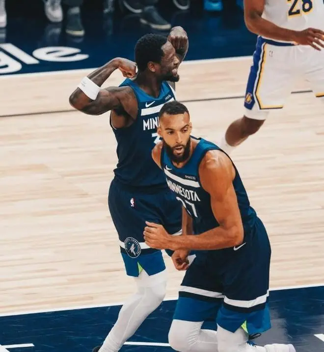 森林狼险胜湖人夺赛点 爱德华兹43分东契奇空砍38分