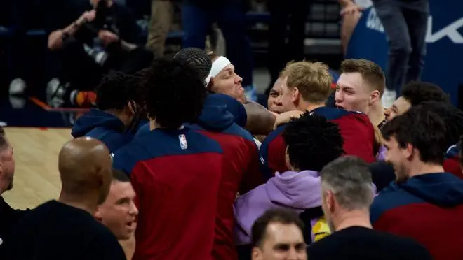 掘金队逆转战胜雷霆队取得季后赛首胜 约基奇贡献42分22篮板6助攻