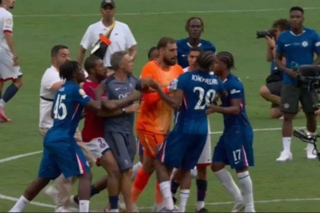 详细阅读:巴黎圣日耳曼主帅恩里克争议手势引发冲突升级 法甲联赛现紧张局面 巴黎圣日耳曼主帅恩里克争议手势引发冲突升级 法甲联赛现紧张局面