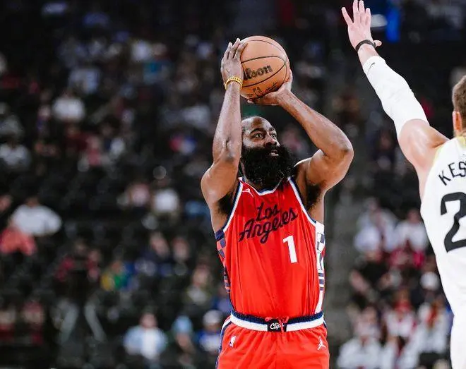 广东男篮三名球员表现低迷遭质疑 杜锋教练面露无奈球迷声援山东籍球员